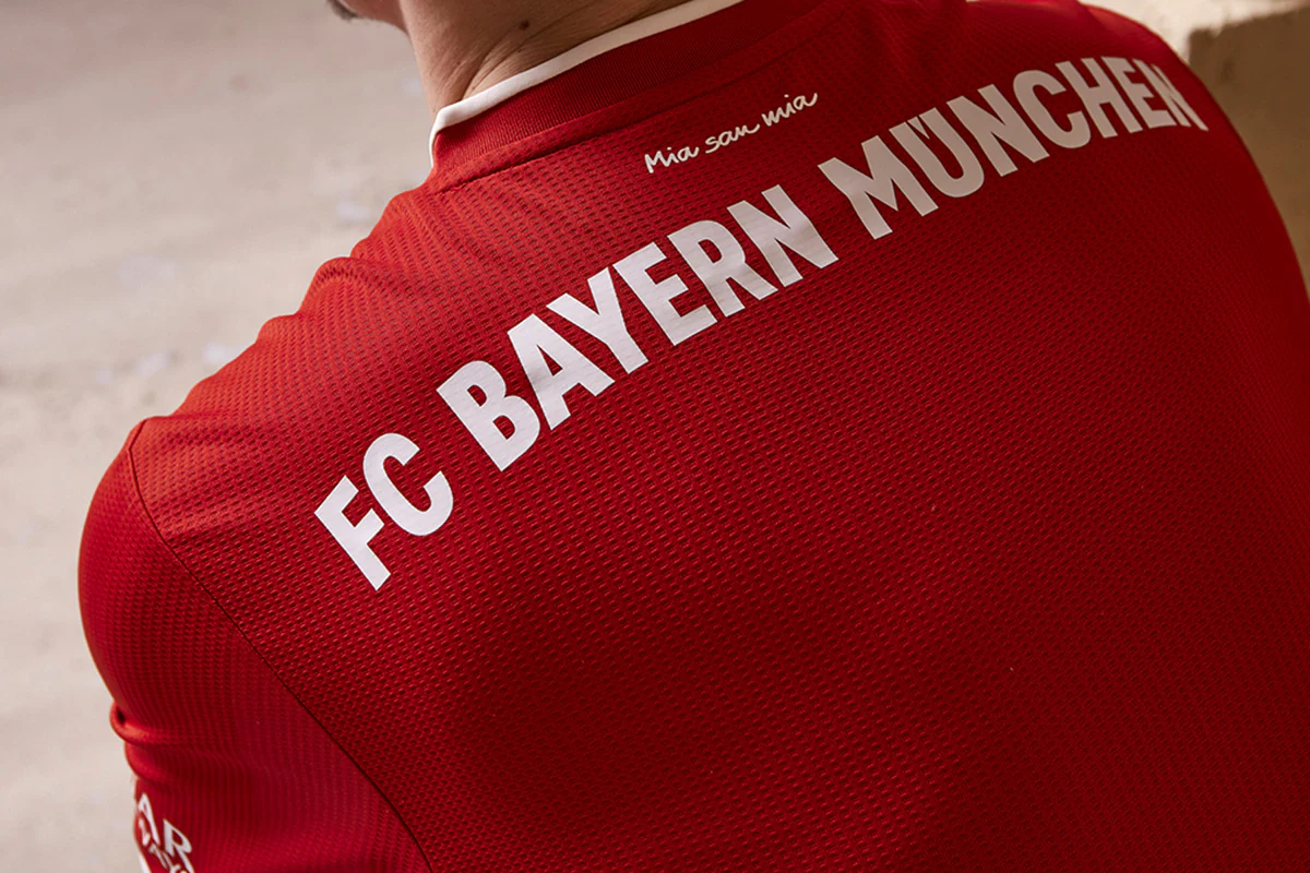 中超强队国安在亚冠被越南绝杀，国脚表现低迷，暴露中国足球实力与管理问题。（亚冠赛场国安遭越南队补时绝杀，国脚低迷凸显中国足球实力与管理短板）