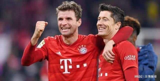 纽卡球迷在基地附近拉横幅：伊萨克是只纯粹的老鼠（纽卡球迷在基地外拉横幅：称伊萨克为一只彻头彻尾的老鼠）