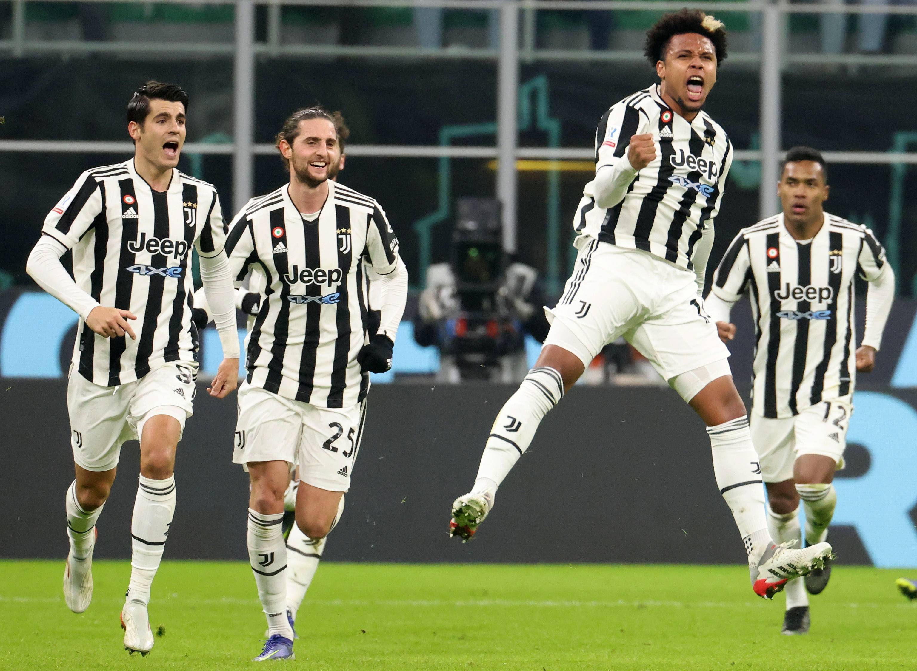 梅西一年造进球74个！三大MVP！快踢满全场还能边线一过四！（梅西年度造74球揽三项MVP，几乎每场打满还上演边线连过四人）