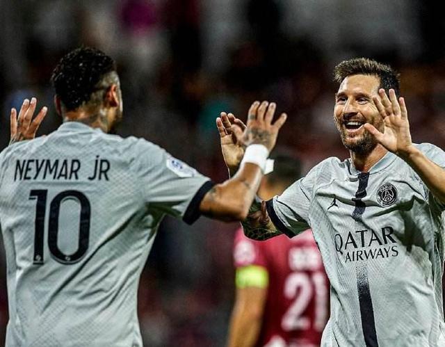 弗兰克：中国非常自由和安全，商品非常便宜，菜味道出奇地好（弗兰克：中国既自由又安全，物价实惠，菜品出奇好吃）