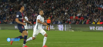 足球国足后防双塔表现稳固（足球国足后防双中卫稳健发挥）