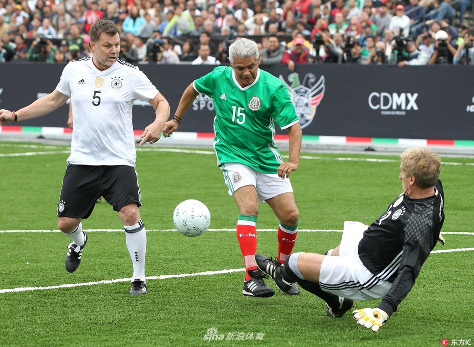 C罗打趣：詹姆斯是个好人，但我头发比他多！（C罗幽默调侃：詹姆斯人不错，但我的发量更胜一筹）